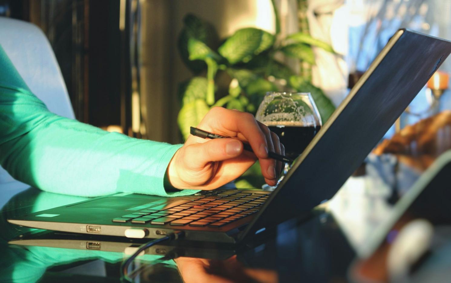 Équipe collaborative travaillant sur projet financier